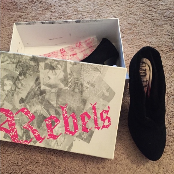Rebels Willow Black Suede Bootie NWT - Picture 2 of 7